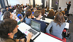 Cours en amphi à l'INSEEC